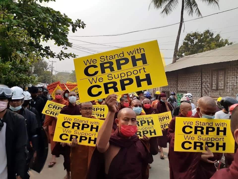 PurplewingsMm's tweet photo. Myanmar Monks are also participating in protesting against Military coup today at Mandalay.

No one can stand what military is doing to our people and country #Myanmar.

#Mar11Coup 
#WhatsHappeninglnMyanmar https://t.co/H6gssekbeE