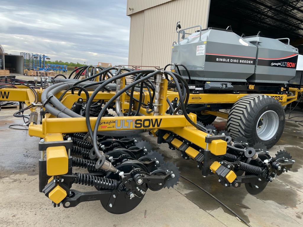 Rod__Dunn's tweet photo. It may be the first but wonβt be the last! This #Ultisow 6m #Narrowfold single disc seeder is the first of its kind to have a @AFGason 5,100L mounted air box fitted to it. I think it looks ππ₯π https://t.co/jVKhSvaGJg