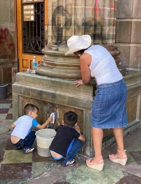 SoyBarbitch's tweet photo. Mientras unas vandalizan queman y destruyen.😡
Otras educan y construyen 😊
Fuera las lilos🐴 y las oviejas🐏⚡ del movimiento pacifista de nuestro presidente Lili tellez las espera con los Brazos abiertos en el PAN 💩💩💩 https://t.co/fkNhRwR4Sw