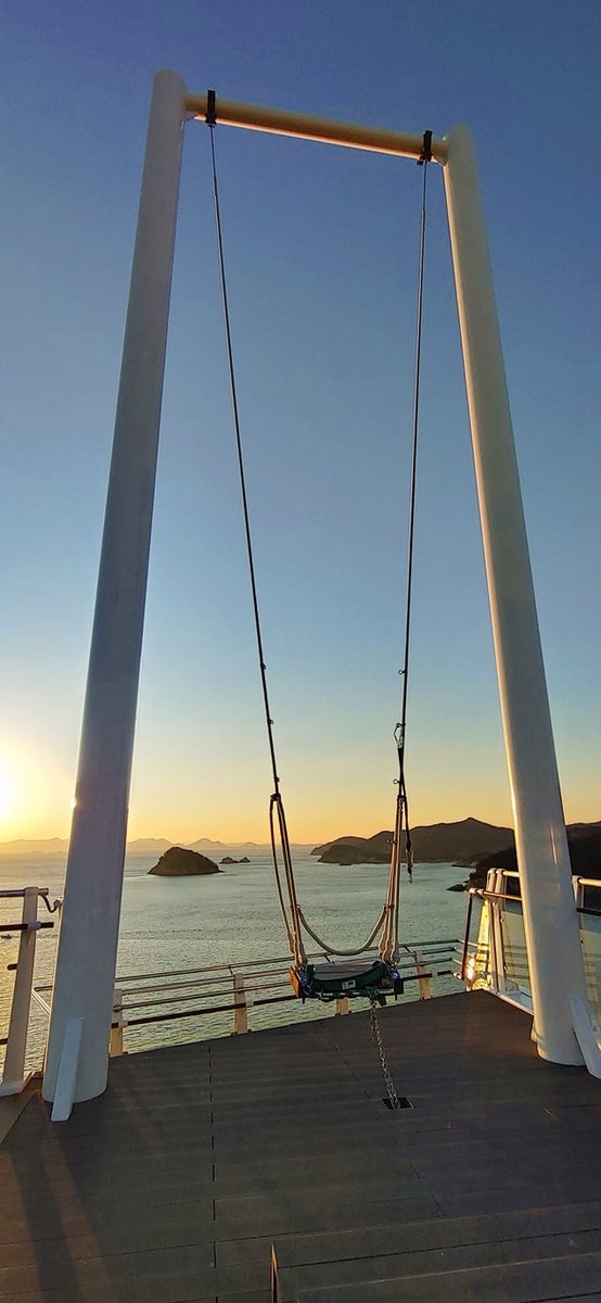 Twittkto 昨年12月に完成した 慶尚南道 南海 ナメ の ソルリスカイウォーク 海上にかかる透明の橋を歩くだけでもスリリングですが 橋の先にはブランコが 恐怖の先にはきっと素晴らしい絶景が望めるのだと思いますが どなたか試す勇気のある方はい