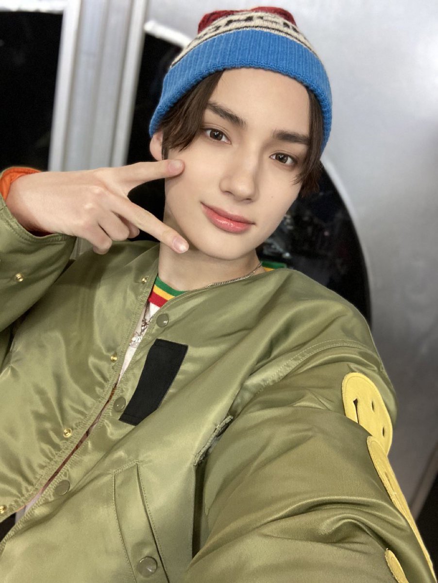 IMGONNA CRY HES SO PRETTY