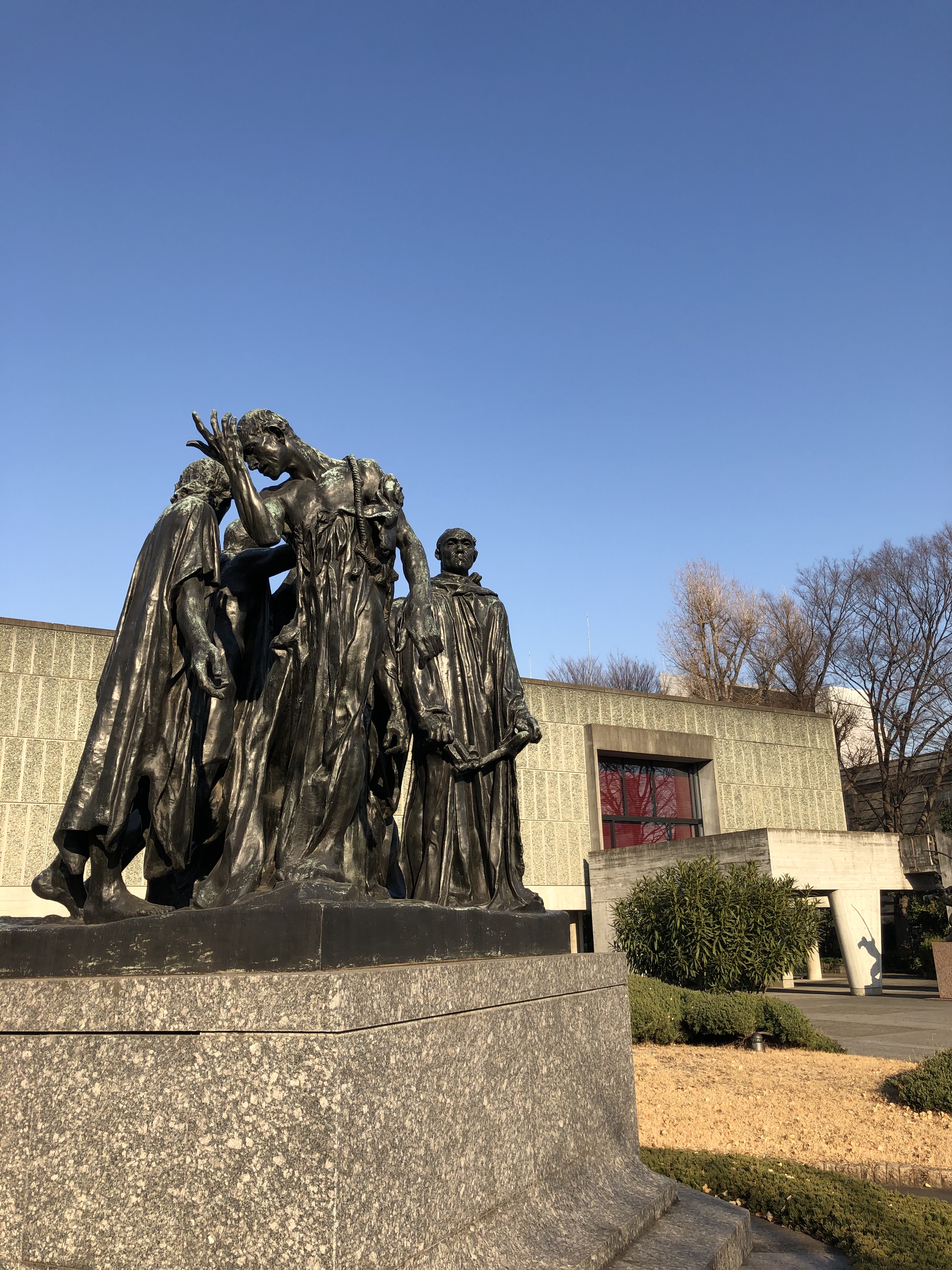 国立西洋美術館 前回の投稿の答えは 6人でした 現在は休館中のためご覧いただけませんが フランスの彫刻家ロダンによる彫像は 当館前庭に展示されています オーギュスト ロダン カレーの市民 本作品の詳細はこちらから T Co 56zmj2dxem
