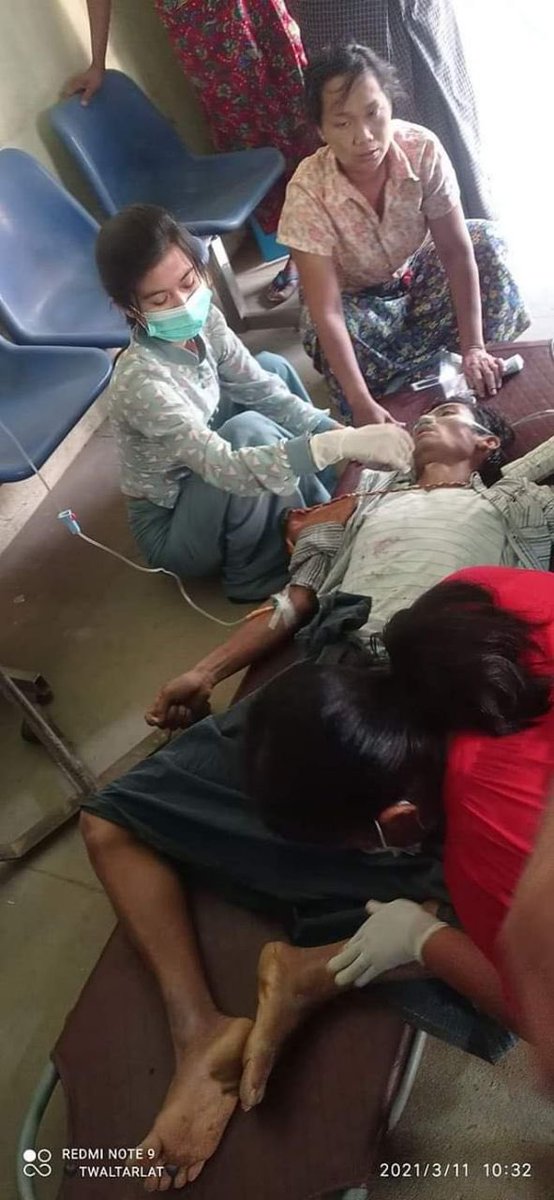 sansan_ss's tweet photo. Tw//blood
📍Magway,Myaing 

Shot with real bullets and tear gases 

One man died as far as we know 
And ppl got injured 

Crd 

STOP ONSLAUGHT

#WhatsHappeningInMyanmar
#Mar11Coup https://t.co/9V5gS1m2mr