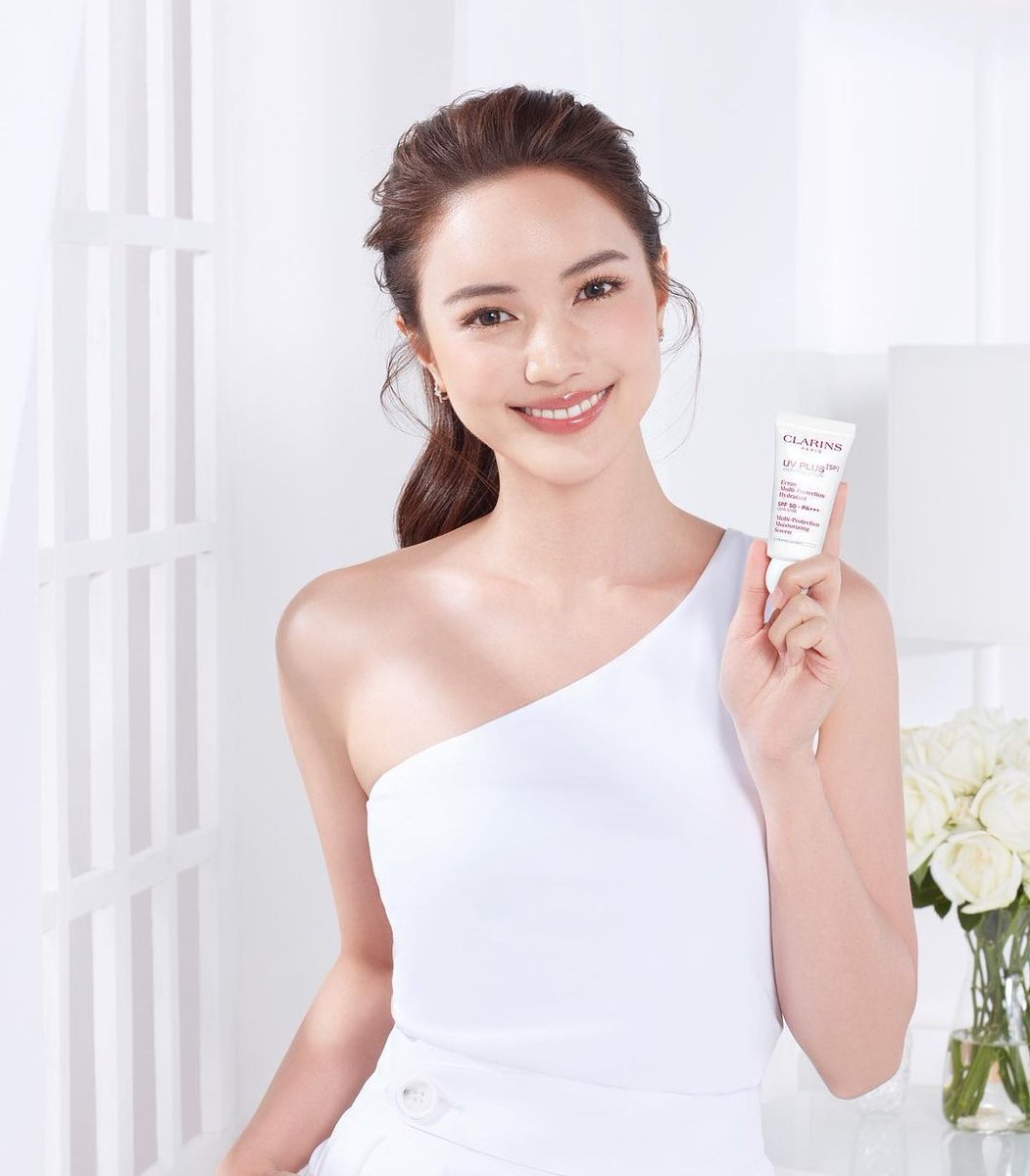 oom6678's tweet photo. #ใส่แมสก์ให้ผิว ด้วย CLARINS UV PLUS [5P] ANTI-POLLUTION มากกว่าครีมกันแดด แต่ยังช่วยปกป้องผิวจากทุกมลภาวะ ครบ จบ ทุกมลภาวะในหนึ่งเดียว

#ClarinsXBua #UVPLUS5P #5PSkinMask #ClarinsTH
#buanalinthip #บัวนลินทิพย์
cr clarinsth https://t.co/t6spmp2RNc