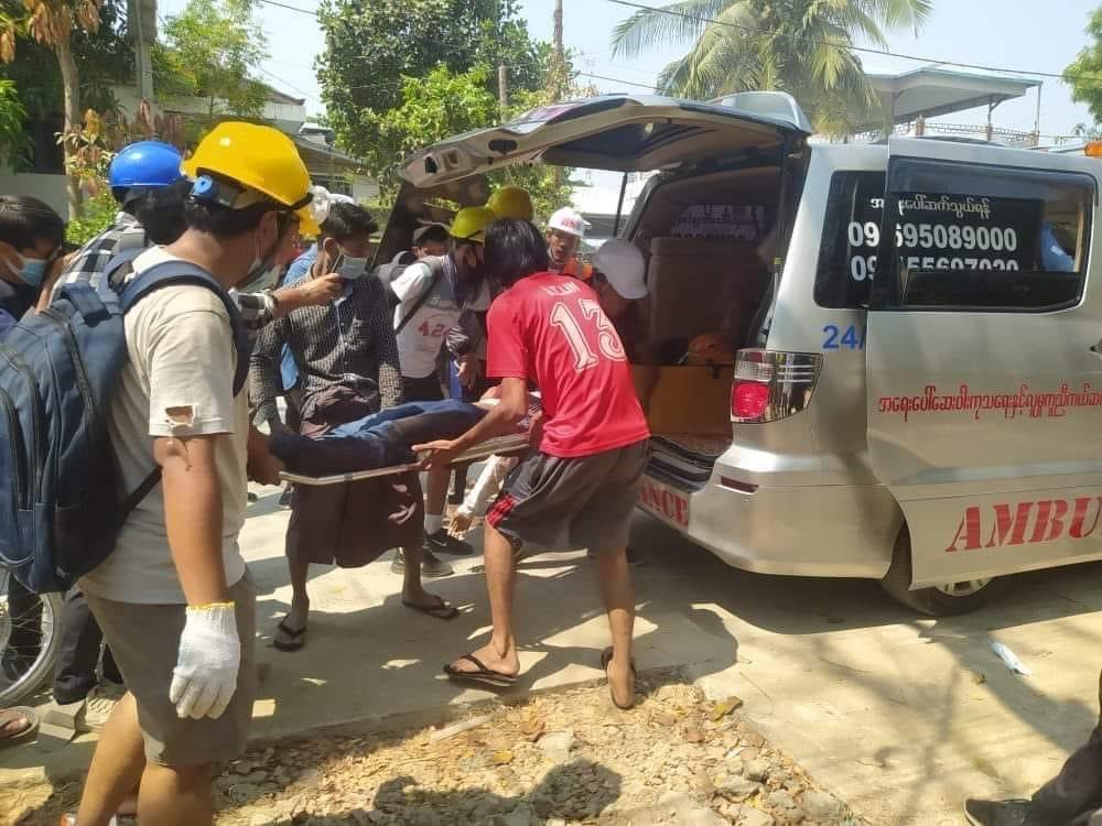 KyiLa4's tweet photo. Trigger warning: death blood
Two shot &amp; one dead in North Dagon around 11:00am Myanmar time.
#WhatsHappeningInMyanmar #Mar11Coup https://t.co/Zqe72oB637