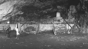 RaviHanpada144's tweet photo. Divine and Blissful start to the day on this #Mahashivratri 😍

A Rare Old Pic of Amarnath Cave.

#HarHarMahadev 🙏

#महाशिवरात्रि 
#हर_हर_महादेव 
#शिवभक्त_बड़वानी https://t.co/w03bwbQKzQ