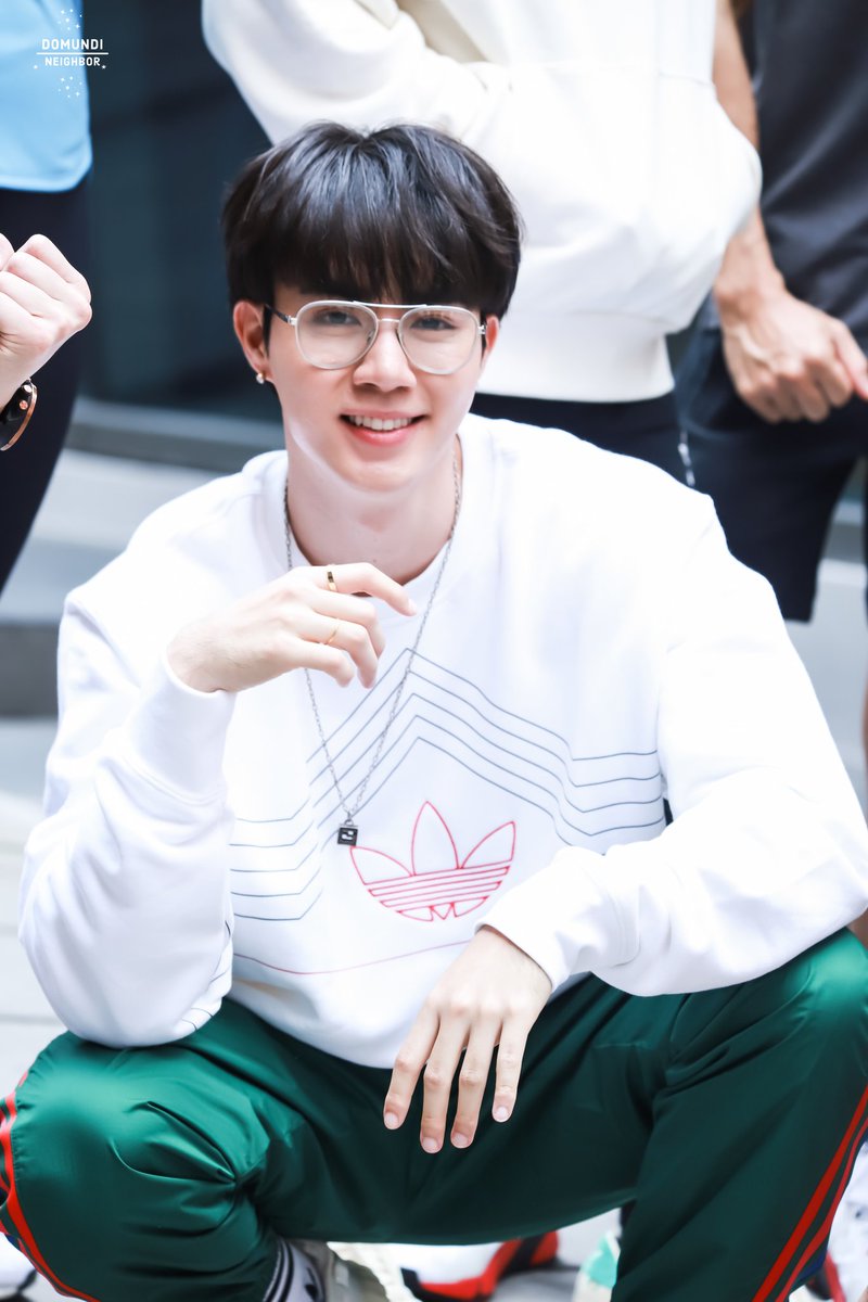 DomundiNeighbor's tweet photo. ถึงแดดจะแรง แต่คงไม่แรงสู้ความน่ารักของคุณเขาหรอกเนอะ... 🤭🤭

@zee_pruk #ZeePruk
#Zunshine
#AdidasxDomunditv 
#domunditv https://t.co/1lIpD6R03O