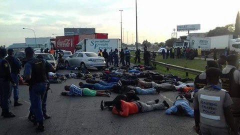 DjMaphorisa's tweet photo. Useless SAPS 💔 mxm #WitsProtests https://t.co/GRF5HwTv5n