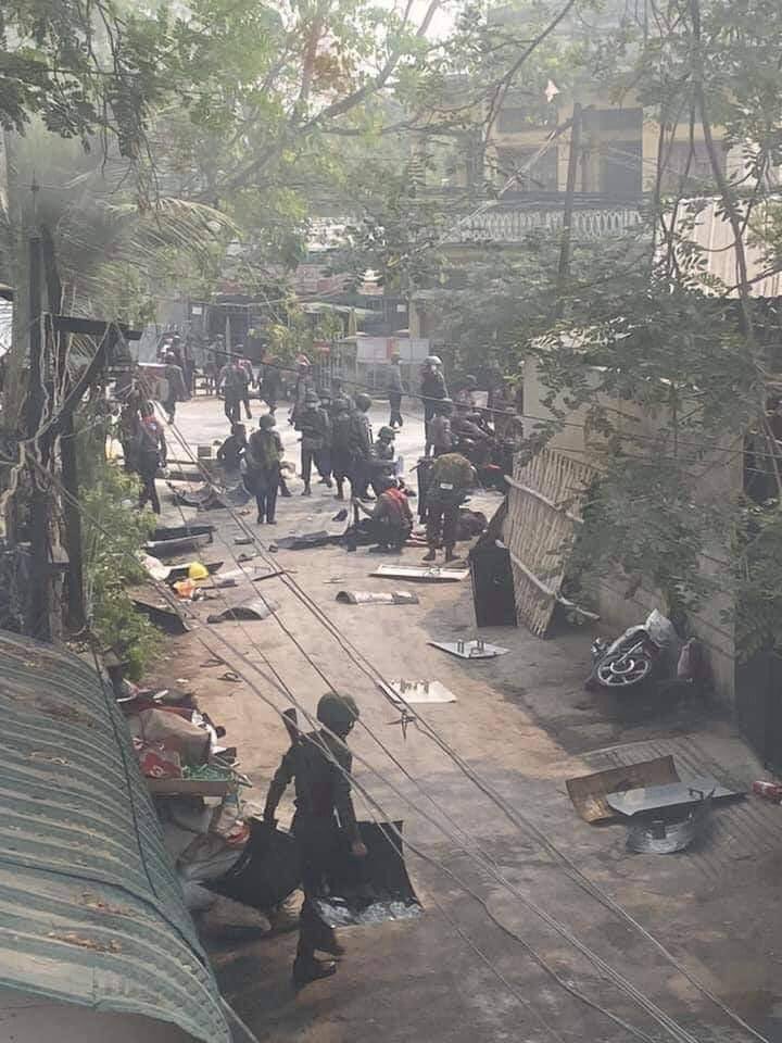 PoeEi27560748's tweet photo. @HRWBurma In Mandalay, 90 30-31 street,  
The Junta Terrorists were beating civilians who couldn't escape them and they also destroyed the whole street into a terror.
STOP ONSLAUGHT
#WhatsHappeningInMyanmar
#Mar11Coup https://t.co/szreXSD3SU