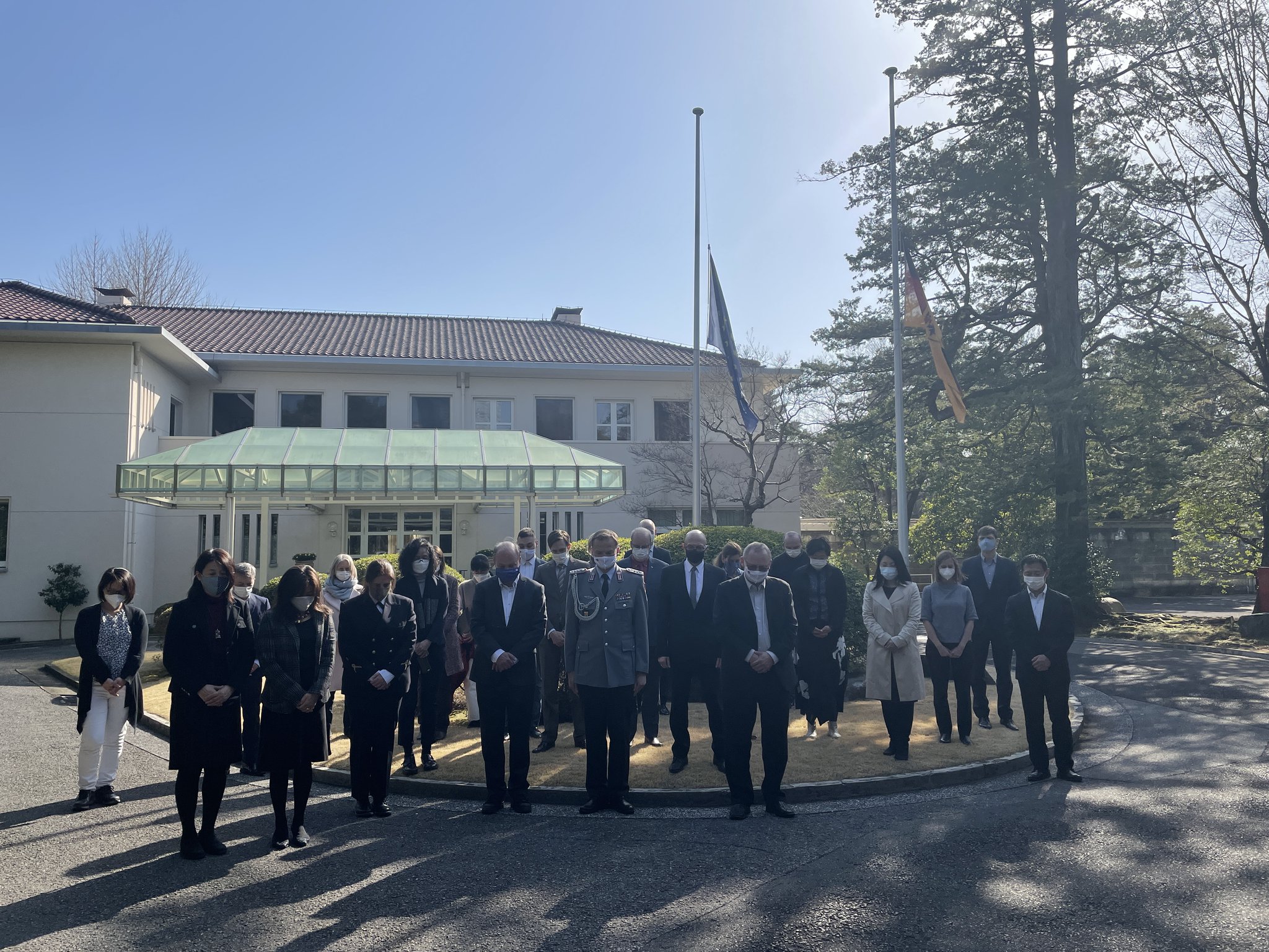 ドイツ大使館 3月11日午後2時46分 ドイツ大使館でも黙祷を捧げました 今もなお 被災地を応援する活動に尽力されている方々に深く敬意を表しますとともに 被災された各地の一日も早い完全な復興を心から祈っております ドイツ大使館 3月11日午後2時46分 ドイツ大使館でも黙祷を捧げました 今もなお 被災地を応援する活動に尽力されている方々に深く敬意を表しますとともに 被災された各地の一日も早い完全な復興を心から祈っております