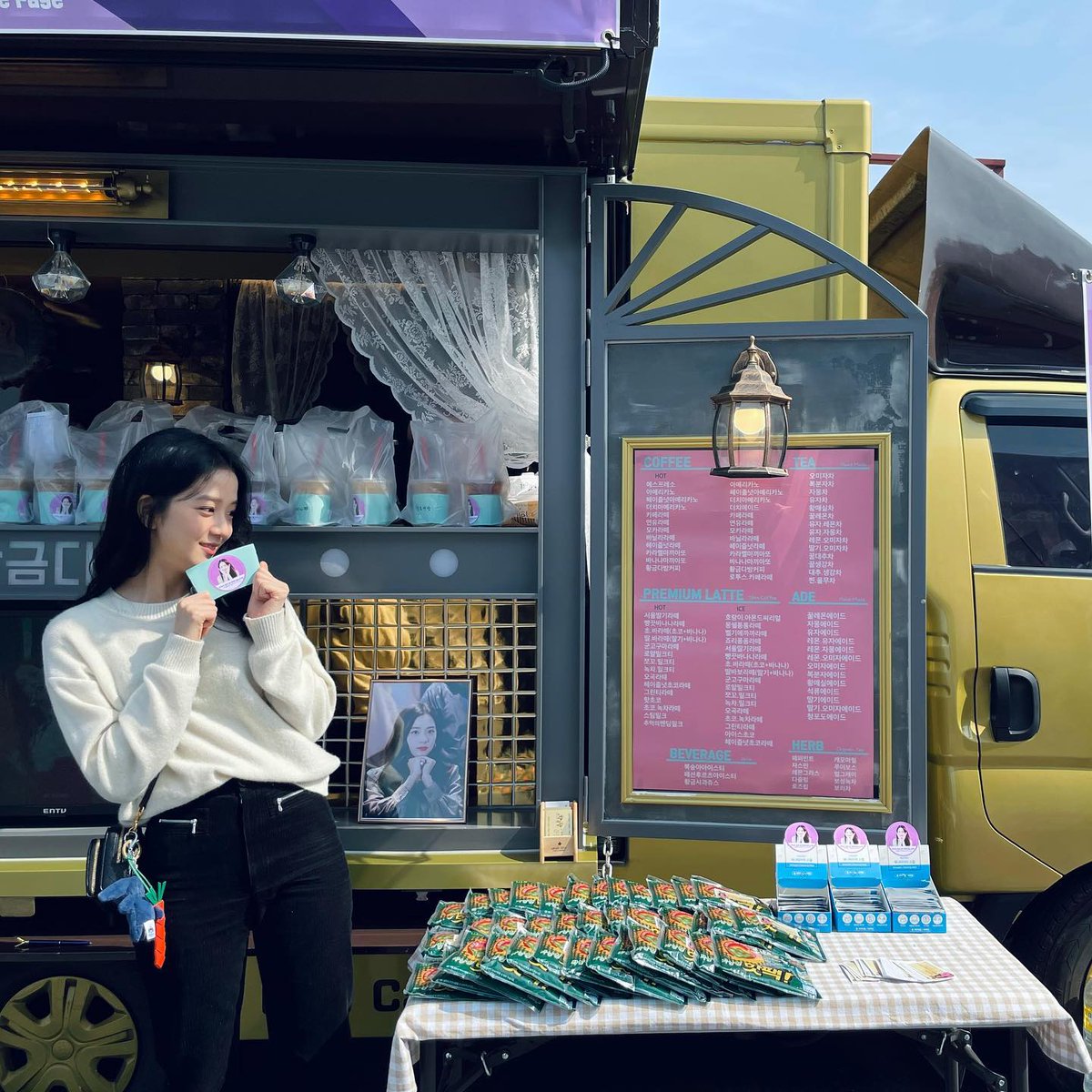 _BLACKPINKUE__'s tweet photo. thanks to blinks who gave the food truck to jisoo.
she deserves the best!!!

#BLACKPINK #jisoo #visualjisoo #actressjisoo #missdior https://t.co/CdOZbeqvxs