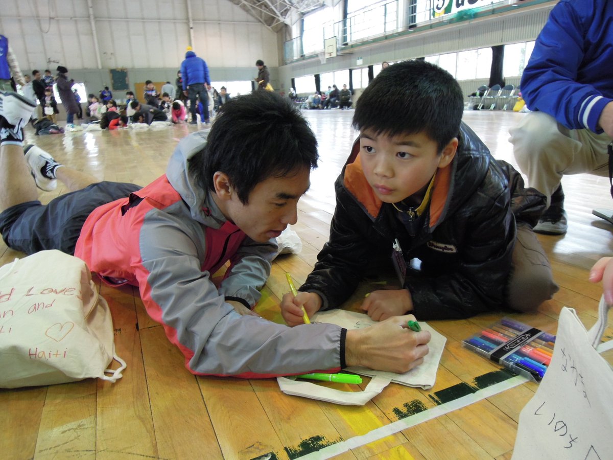 Ina_D_Indycar's tweet photo. 駅の乗り換え途中にはマギー審司さんはすぐに地元の子供たちに取り囲まれてしまって、軽くネタを披露していたのが印象的でした。サッカーの山田選手は、その後にフロリダ州セントピーターズのサッカーチームに所属して活躍を見せました。
#あれから私は 
#WithyouJapan
@TakumaSatoRacer https://t.co/dr7XjYPShf