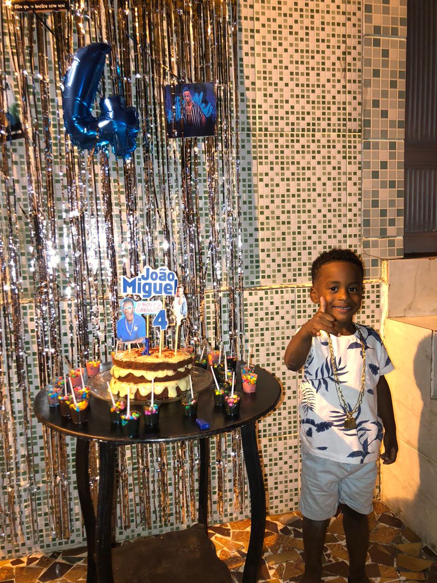 Ellennasciment1's tweet photo. Gente p quem n sabe meu filho é muito fã desse cara, e o pedido do bolinho dele foi do rony cabuloso! Vamos da rt até chegar nele, vai que... 😂😂🥰 @oironyoliveira 
NOTA MEU FILHO!!!!!! https://t.co/afYeTWDQoJ