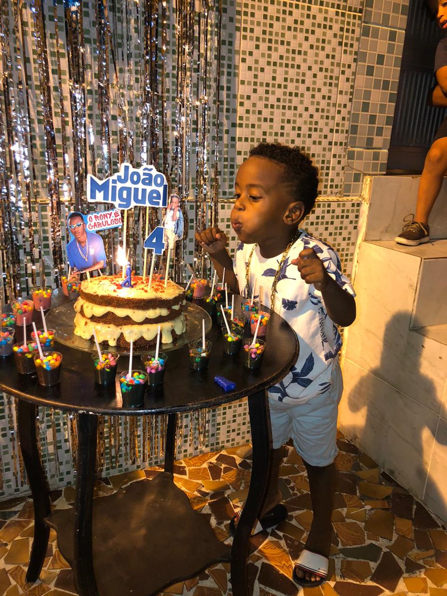 Ellennasciment1's tweet photo. Gente p quem n sabe meu filho é muito fã desse cara, e o pedido do bolinho dele foi do rony cabuloso! Vamos da rt até chegar nele, vai que... 😂😂🥰 @oironyoliveira 
NOTA MEU FILHO!!!!!! https://t.co/afYeTWDQoJ