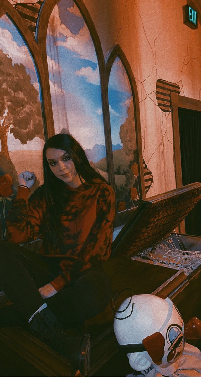 Showing <a href="/PenelopeBAMN/">Don't Mess With Mr. Inbetween</a> my room the first time she stayed the night :p