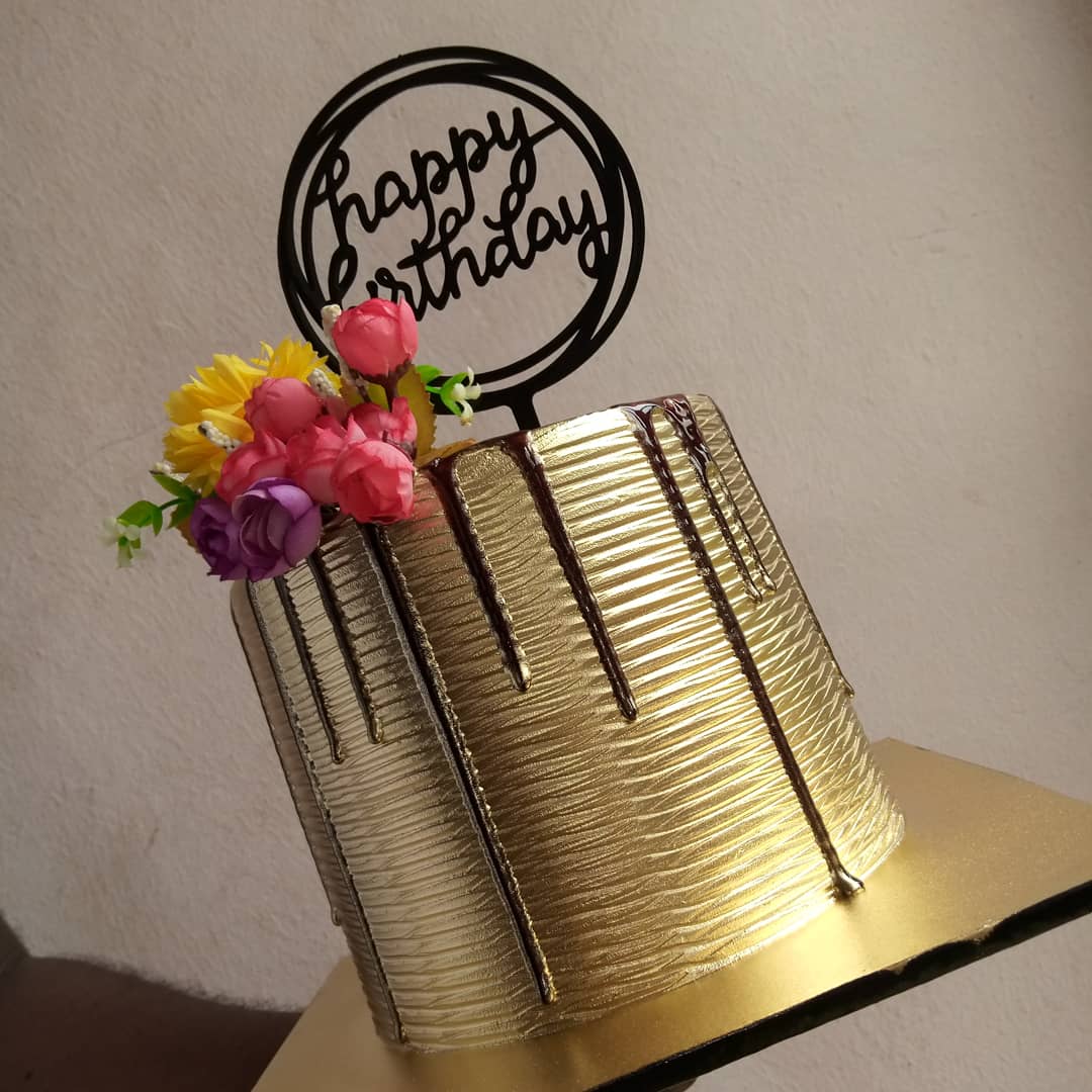 cakesbyruthieee's tweet photo. Goodmorning fam✨✨Let me start your day with this beautiful piece💞💕I love everything about this #24karat gold cake✨ #repeatdesign Pls kindly RT 🙏🏾🙏 https://t.co/DOG9CEkItd