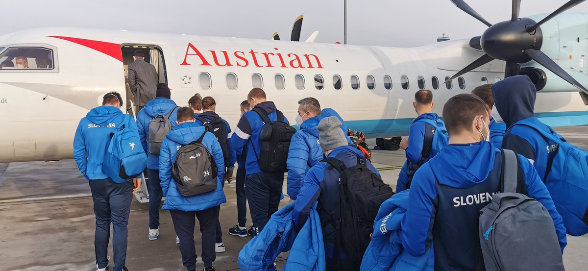 rzs_si's tweet photo. Naslednja postaja: Berlin! 🇸🇮🤾

#miSlovenci https://t.co/XH0KocvpVa