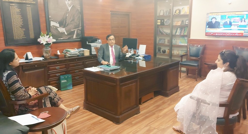 shabnambalouch1's tweet image. #UNITC team lead Sindh Ms. Shabnam Baloch &amp;amp; Communication lead of ITC in Pakistan Ms. Aliyya Noor briefing Sec. Agriculture A. Raheem Soomro on ITC interventions in Sindh in response to Covid emergency and mitigate its impact on rural SMEs &amp;amp; Farmers @RahimASoomro @MismailRahu