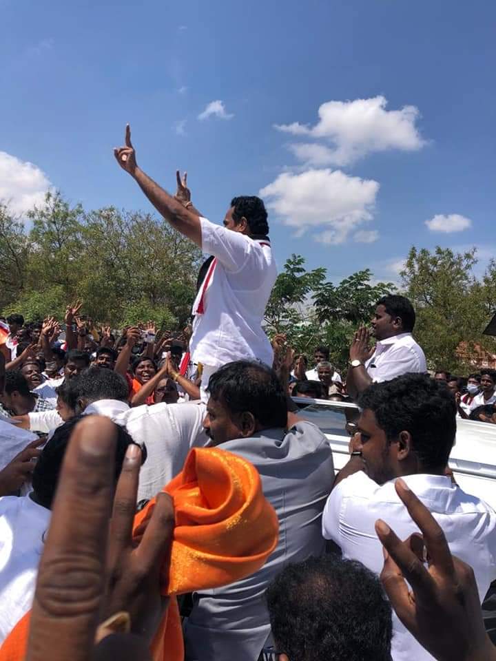 ManojAdmk5's tweet photo. ஆரம்பமே அமர்களம்...

#மீண்டும்_mrv #வேண்டும்_mrv 
மாண்புமிகு அமைச்சர் அண்ணன் 
#MR_விஜயபாஸ்கர் அவர்களுக்கு மாபெரும் வரவேற்பு விழா 🖤🤍❤️😍😍🔥🔥💯💯 https://t.co/YPQUBA0yEx
