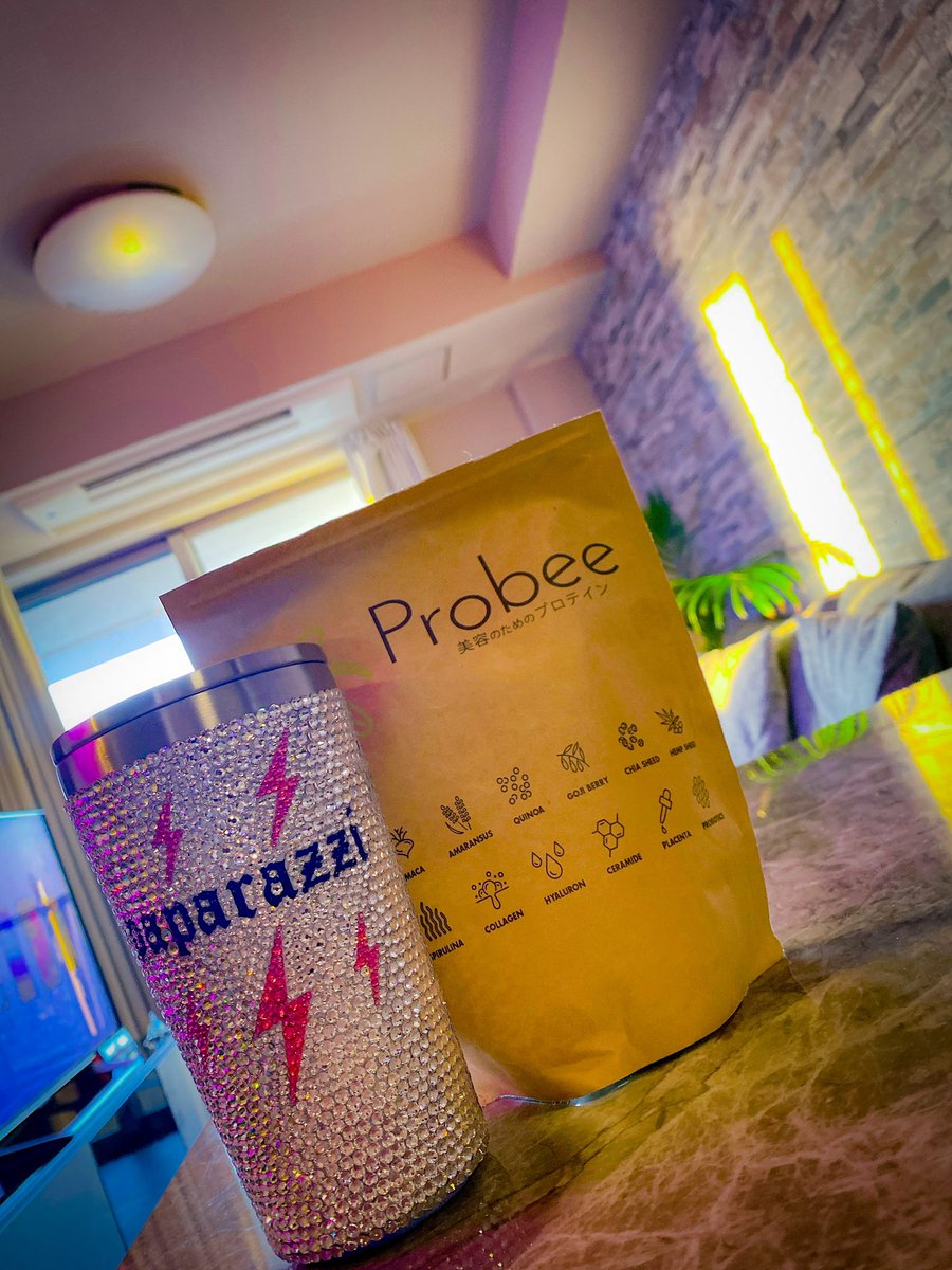 Noriko_0624's tweet photo. @decoshopk 
 でオーダーした

@paparazzitokyo 
のlogoでスワロフスキーデコした
オリジナルタンブラー💞

めちゃくちゃ可愛い🥺💞✨

最近はこれで毎朝
 @probee_jp 
を飲んでいる🌿

私はこれにHOTのソイミルクと
蜂蜜を入れて🍯
HOT proteinを飲んでます🤤 https://t.co/qWxv0BP9K6