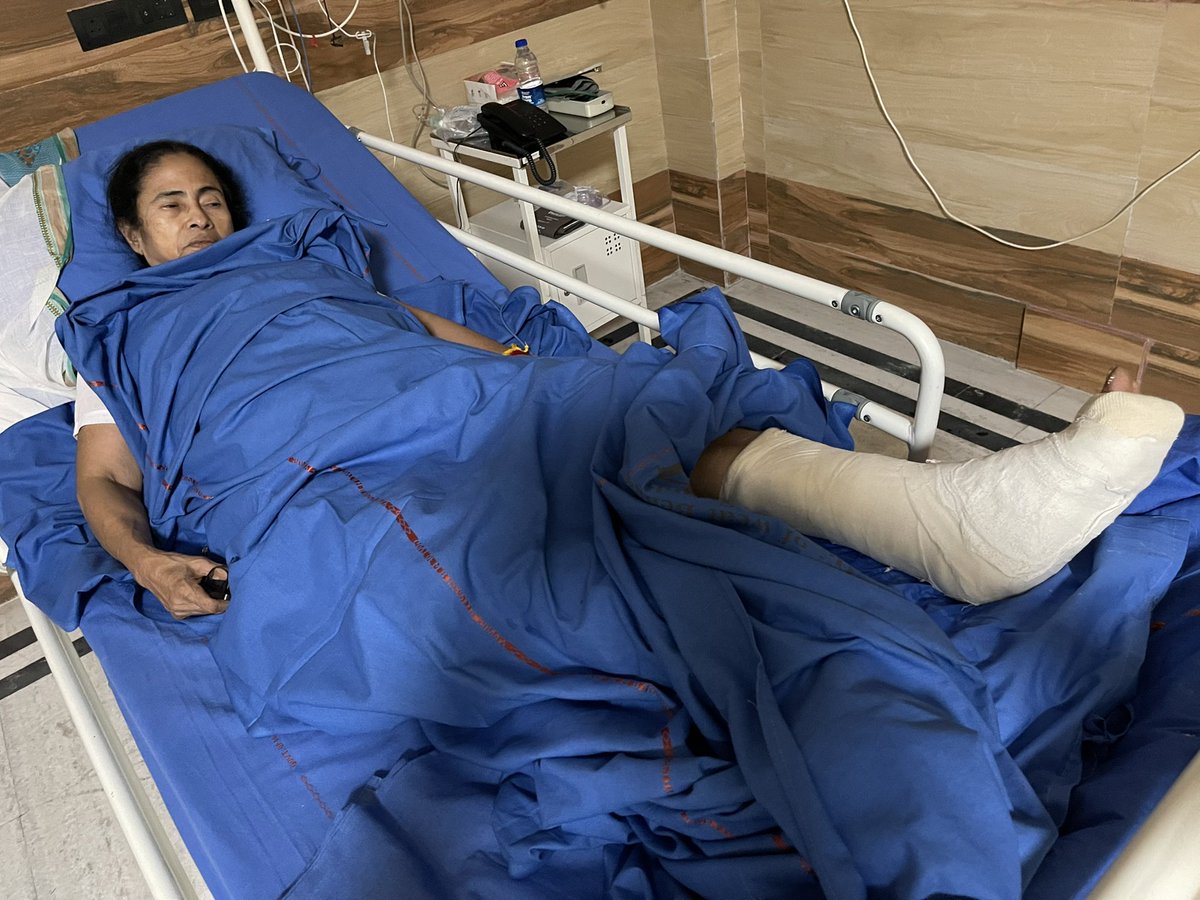 LicypriyaK's tweet photo. In West Bengal, a woman is fighting everything. She is the only woman who stood in front for us when we fought for students NETT JEE issue or any other and who always listen to our voice.

Praying for your speedy recovery ma'am @MamataOfficial.🙏 https://t.co/ZkhZ6evTj2