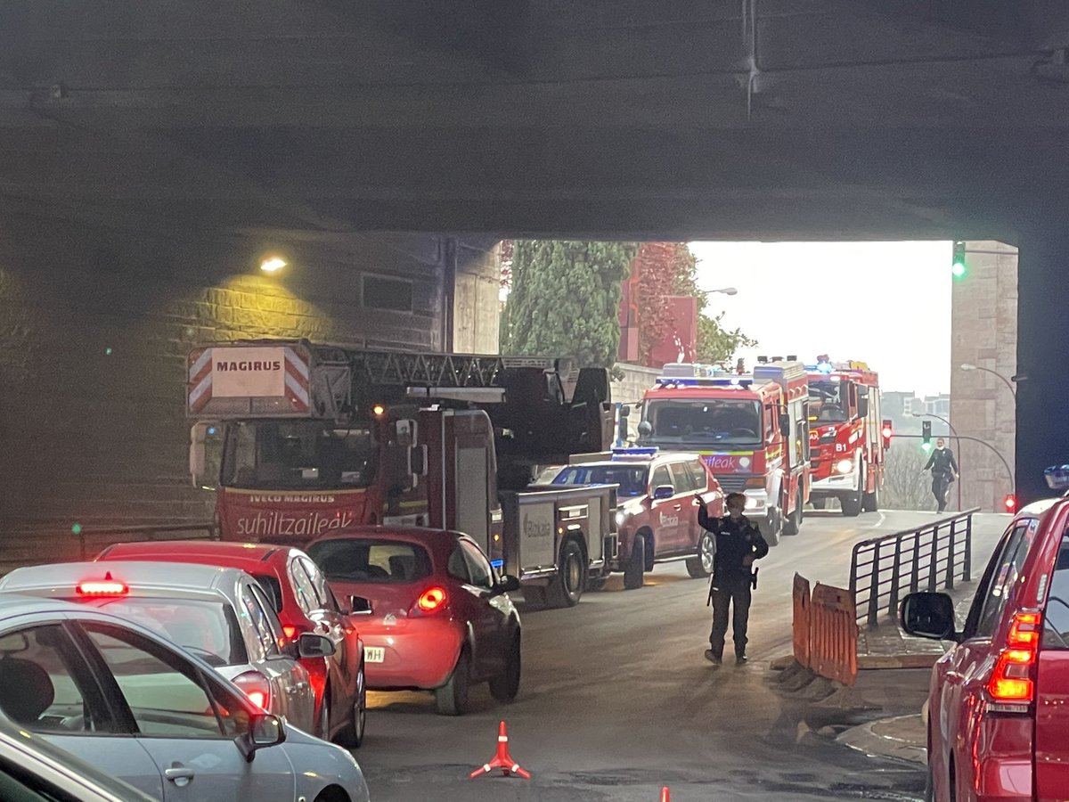 RT @JoseA_Uriz: Fuego en el parking de Cruces @Barakaldo @BomberosBizkaia…