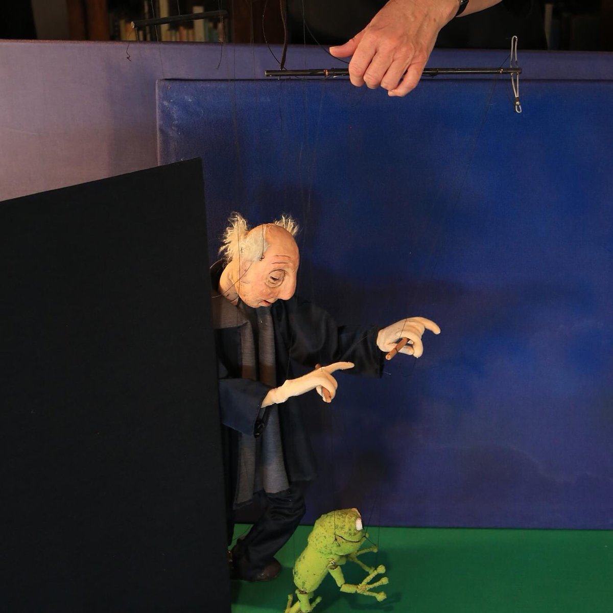 UntangledM's tweet image. The idea of a large marionette manipulating a small marionette has a long tradition dating back centuries. Want to learn how to make and perform your own? Buy the book today! untangledmarionettes.com #marionettes #untangledmarionettes #craft #puppetry #theatre #perform