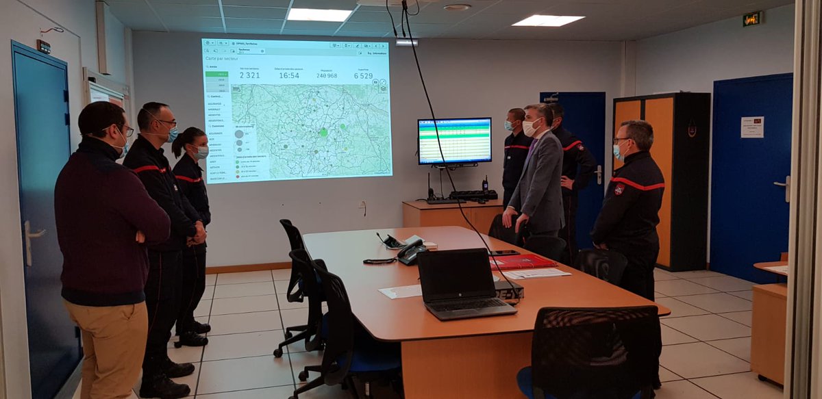 BOURDINSbastie1's tweet photo. La #teamOPE heureuse d'accueillir leur Préfet @Indre36 et d'avoir pu présenter @StBrdn notre périmètre fonctionnel et nos salles opérationnelles : #CTA #CODIS #VPC des @pompiers36 https://t.co/DqTZJcrSOX