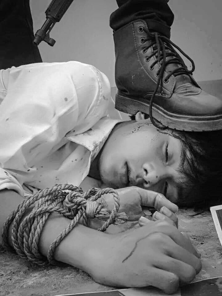 BoOwn6's tweet photo. Myanmar Junta (Terrorist) has changed their tactics. They don't shoot the protesters during the day, to avoid being recorded.

They are now arresting people in the middle of the night. Beating them to death and releasing the dead bodies the following morning.

#MilkTeaAlliance https://t.co/V7Ue6ofW0G