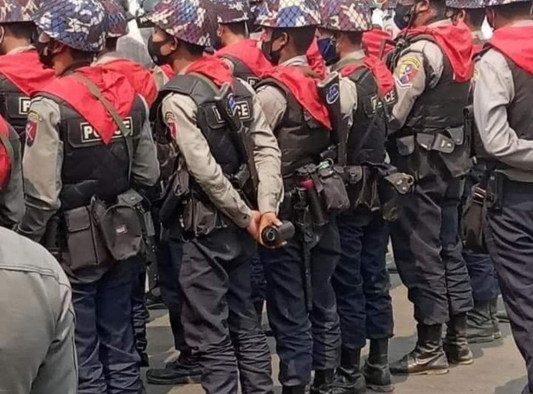 ArkarKy10045439's tweet photo. Mogok
 Tear gas was dropped as monks apologized. 
 Some youths were arrested. 

 11.3.2021

 #mogok
 #CrimesAgainstHumanity
 #WhatsHappeningInMyanmar https://t.co/JcPdmNmYU1
#Mar11Coup https://t.co/BAwrumxMTt
