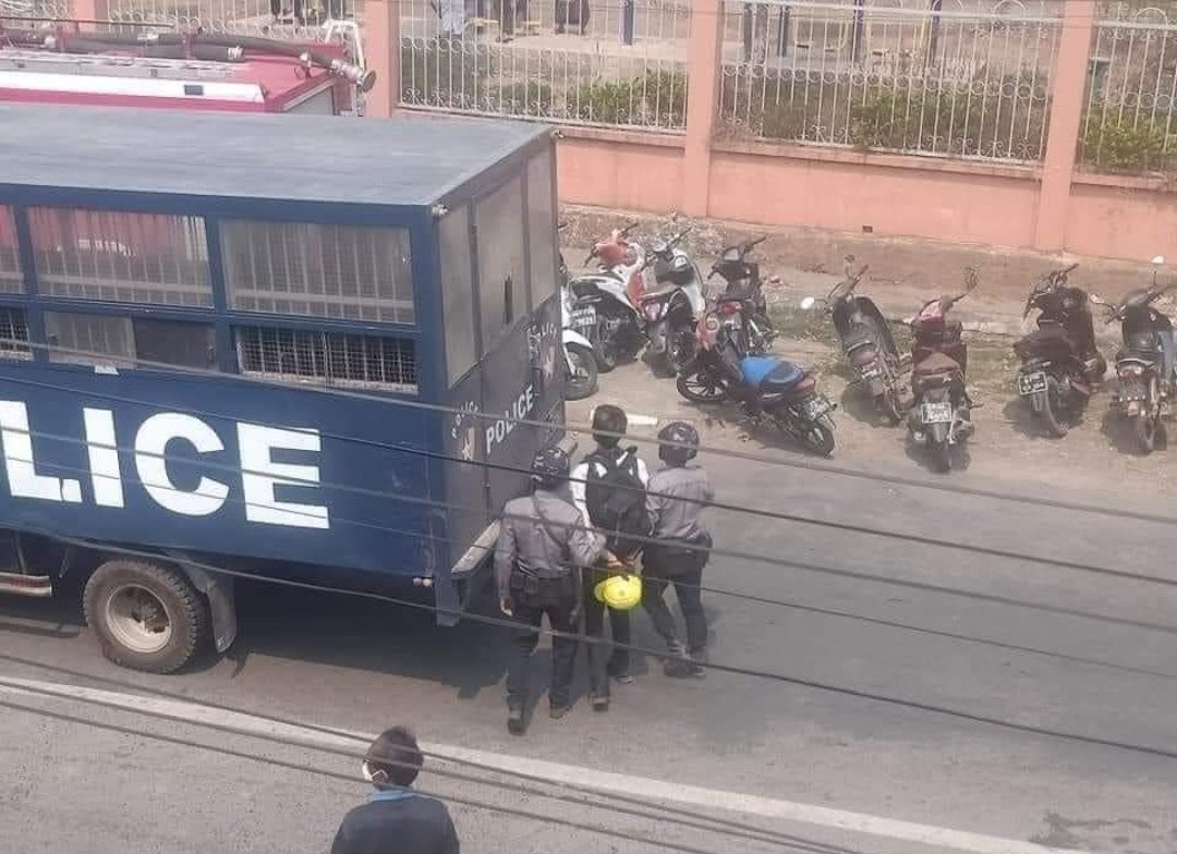 ArkarKy10045439's tweet photo. Mogok
 Tear gas was dropped as monks apologized. 
 Some youths were arrested. 

 11.3.2021

 #mogok
 #CrimesAgainstHumanity
 #WhatsHappeningInMyanmar https://t.co/JcPdmNmYU1
#Mar11Coup https://t.co/BAwrumxMTt