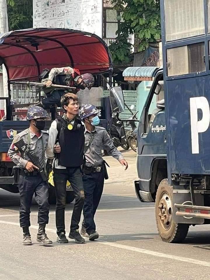 ArrPwi's tweet photo. Mogok ; despite the great monk's request to not use live immunition against civilians. Junta terrorists kept on throwing teargas bombs, sound bombs into the crowds of civilians and arrested young protesters #WhatsHappeningInMyanmar  #Mar11Coup https://t.co/SVsl9n0VJ1 https://t.co/wCqElP9MrM
