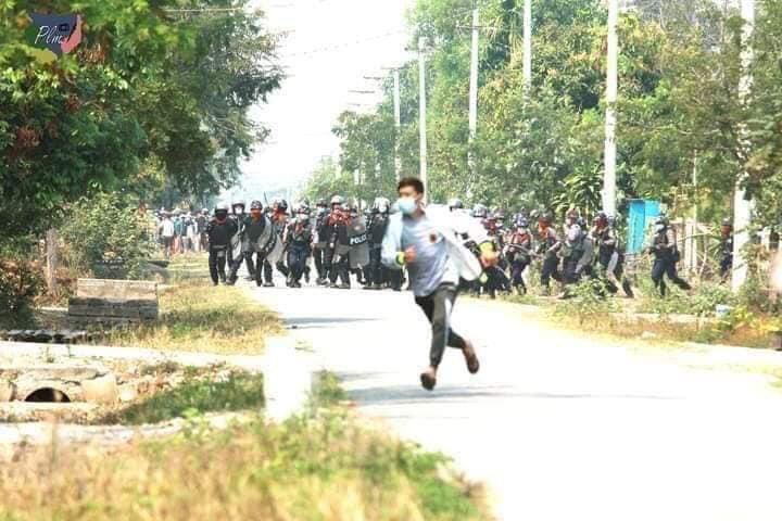 PyaePyaeSan8's tweet photo. လက်နက်မရှိ ငြိမ်းချမ်းစွာ ဆန္ဒပြသူလူငယ်တစ်ဦးအား အကြမ်းဖက်ရဲတပ်ဖွဲ့မှ လိုက်ဖမ်းနေသည်ကို တွေ့ရစဥ် #WhatsHappeningInMyanmar #Mar11Coup https://t.co/VxldjbXimH