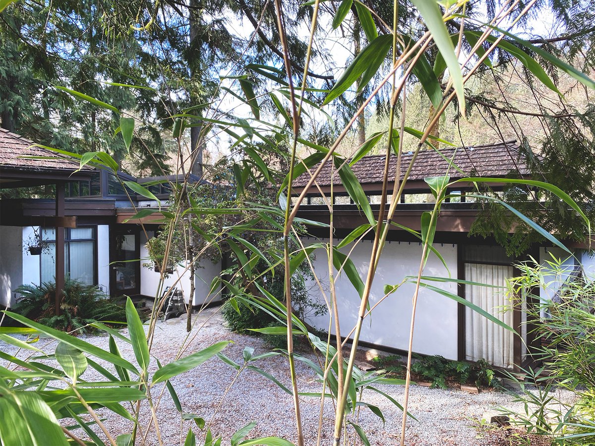 Chow House, 1960. North Vancouver, BC. Designed by Architects Blair Macdonald & Barry Downs. #westcoastmodern #woodhouses #postandbeam #westcoastmodernleague

westcoastmodern.org/places/chow-ho…