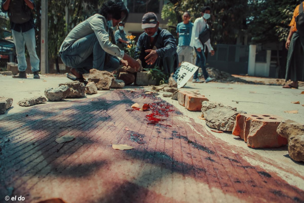 maytoekhine's tweet image. We see people dying infront of us everyday yet there’s nothing we can do to help. Children at home waiting for their parents to come home w/o knowing they never will again. We’re losing our loved ones everyday. How many more lives till justice prevails #WhatsHappeningInMyanmar