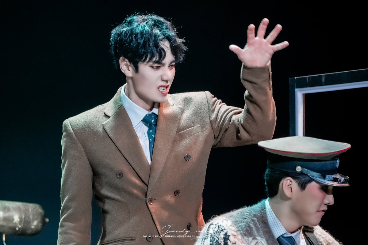 January__nine's tweet image. 210310 뮤지컬 미드나잇 : 액터뮤지션
스페셜 커튼콜 - 비밀경찰의 애환
비지터 : 김찬호 배우님
플레이어3 : 최윤호 배우님

뺑뺑이 또 돌리고💕