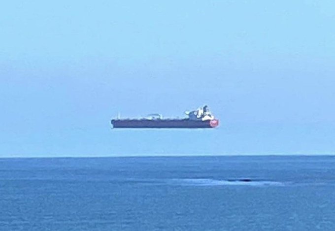 Ahí lo tienes... el mítico #HolandesErrante. Misterio resuelto, se trata del efecto visual Fata Morganaun captado el fotógrafo David Morris, y LOS 5 TITULARES DEL DÍA...(completito💥) => spoti.fi/3etvWuz #Mociondecensura #SemanaSanta2021 #11marzo