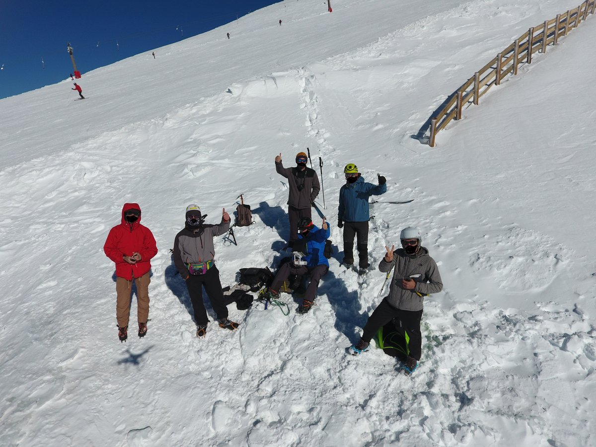 IGME1849's tweet photo. El Servicio de Trabajos Aéreos del #IGME volando sobre las cumbres de SIERRA NEVADA para cuantificar el espesor de nieve. Equipo científico del proyecto "SEGUIMIENTO Y EVALUACION DE IMPACTOS DEL CAMBIO GLOBAL EN SISTEMAS DE RECURSOS HÍDRICOS" (RTI2018-101397-B-I00) https://t.co/R5NXbMKoVO