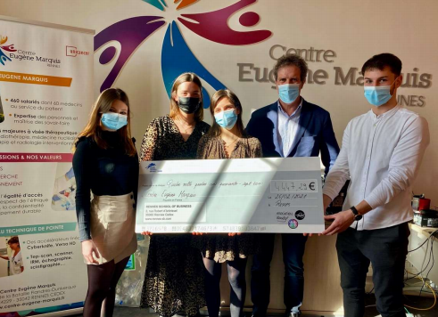 RennesSB's tweet photo. 👏Bravo à l’association @descibel de #RennesSB pour son don de plus de 4 400€ au centre @Eugene_Marquis
https://t.co/23UX7HnbNP
#ConcertAgainstCancer https://t.co/BnSTYrfV40