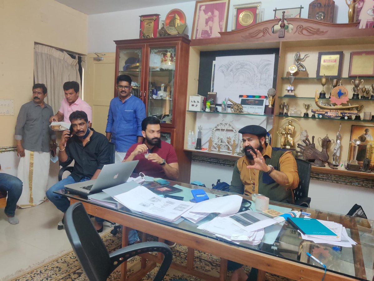 Poffactio's tweet photo. #Barroz pre-production !! ⭐️❤️
 
#santhoshraman @PrithviOfficial #JijoPunnoose @Mohanlal #AntonyPerumbavoor @aashirvadcine @poffactio https://t.co/uUpXnKFIOC
