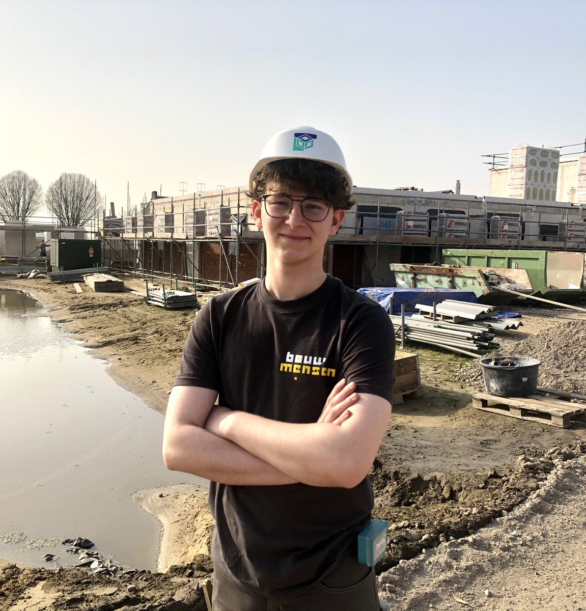 We stellen jullie graag voor aan Jochem Teurlincx. Jochem is eerstejaars leerling van Bouwmensen Nijmegen en volgt de opleiding Timmeren BOL 3. De komende maanden neemt hij een kijkje op de bouwplaats om de fijne kneepjes van het vak te leren.