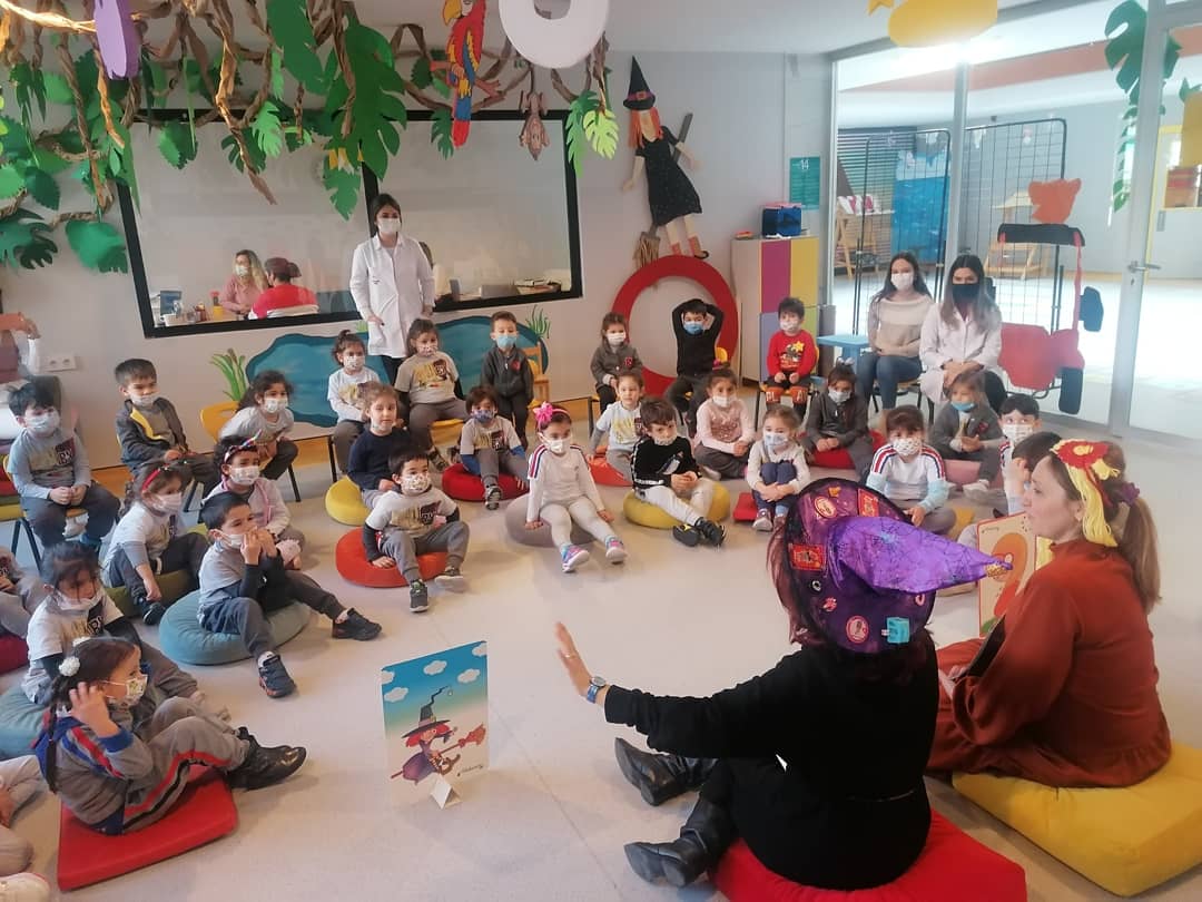 BahcesehirLara's tweet photo. Okul öncesi öğrencilerimiz Mathazone programımızın bugünkü dersinde Bayan 9 ve Şaşkın Cadı karakterleri ile tanışarak arkadaşlık ilişkilerine değindiler.
Eğlenerek öğreniyorsak eğer; kim korkar matematikten?
#heranımdabahcesehir #bahcesehirlara #bahcesehirlaraokuloncesi https://t.co/vTyQnx2si9