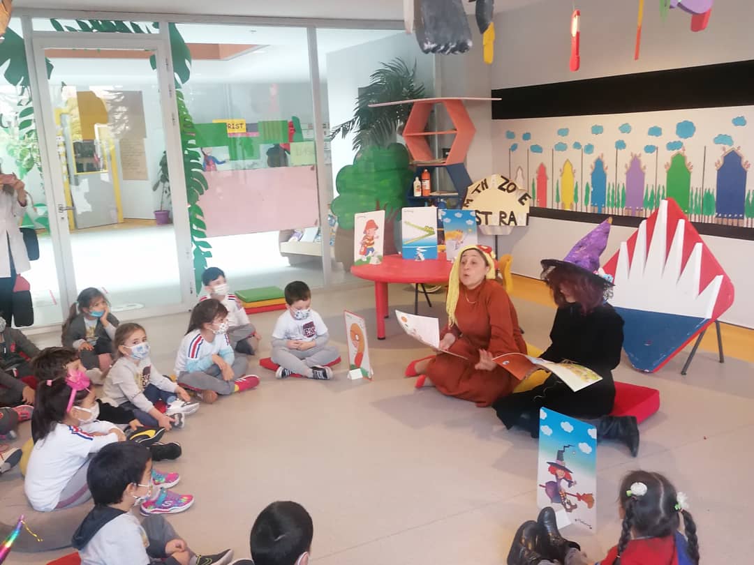BahcesehirLara's tweet photo. Okul öncesi öğrencilerimiz Mathazone programımızın bugünkü dersinde Bayan 9 ve Şaşkın Cadı karakterleri ile tanışarak arkadaşlık ilişkilerine değindiler.
Eğlenerek öğreniyorsak eğer; kim korkar matematikten?
#heranımdabahcesehir #bahcesehirlara #bahcesehirlaraokuloncesi https://t.co/vTyQnx2si9