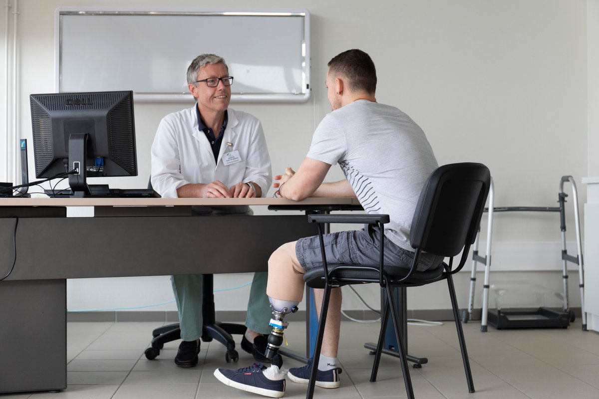 FondationHopale's tweet photo. Le Dr Frédéric Charlaté, responsable du service amputés-appareillage au centre Calvé de Berck a obtenu la récompense "étoile nordiste" de la @lavoixdunord dans la catégorie "science et recherche" ! Une belle récompense, bien méritée! Félicitations Docteur ! 👏👏👏 https://t.co/KTpFw8Iyuy