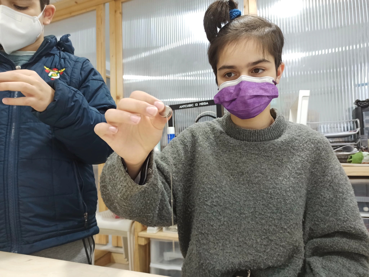 VermisLAB's tweet image. Esta semana os/as minimakers deixaron saír a #creatividade con sombras; os/as biomakers deseñaron flores luminosas; os/as #makers traballaron co #magnetismo; e os/as makers PRO tiveron invitados: @NeuroTechGAL introduciu o mundo da #neurotecnoloxía :D facebook.com/media/set/?van…