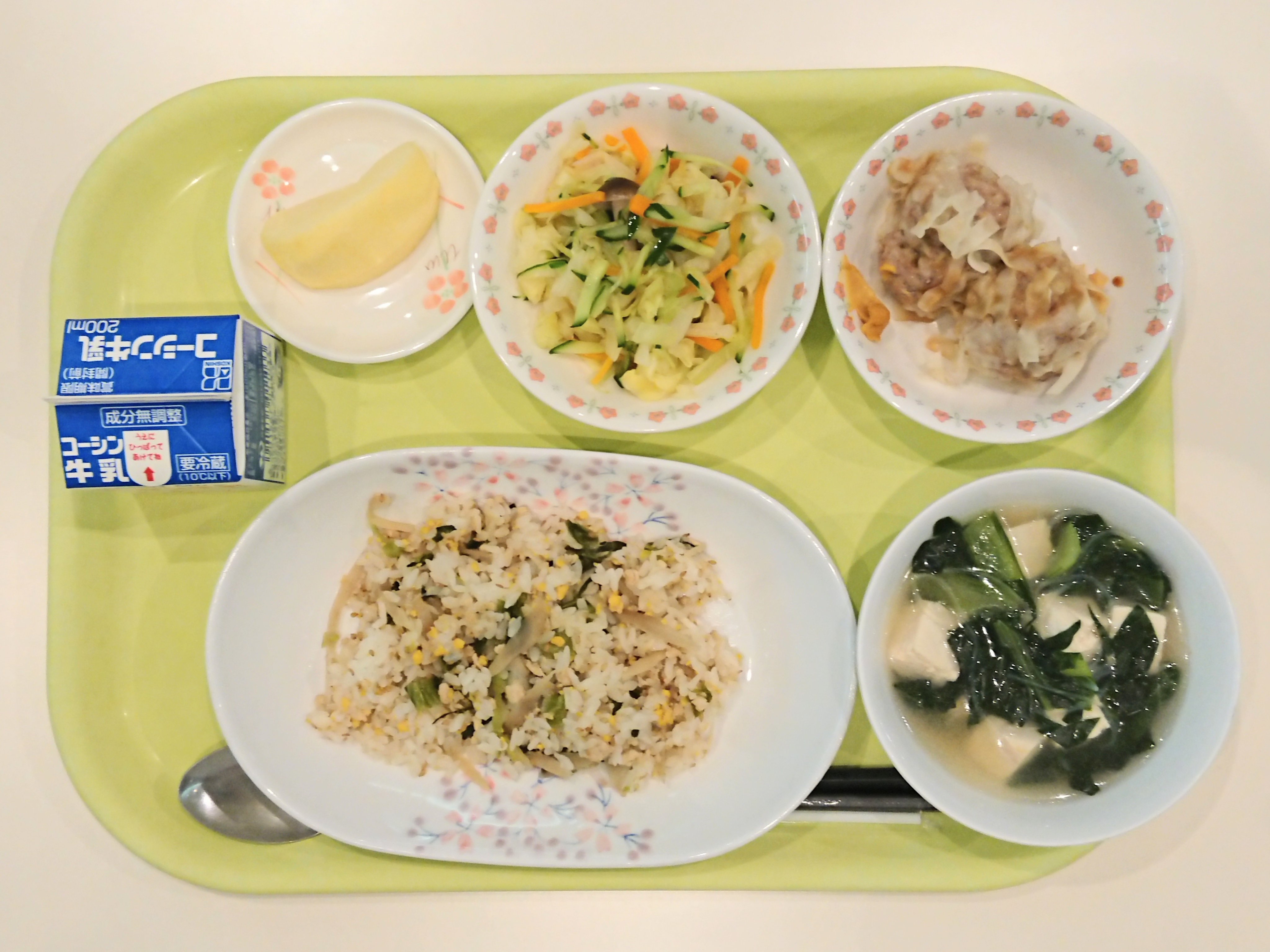 東京都立工芸高校 定時制 ３月１１日 木 の給食は ４年生は本日 卒業式の予行ですね 今回のシュウマイにも ホタテた っぷり入ってます 味わって食べてみてくださいね 本日の献立 高菜ごぼうチャーハン 中華スープ シュウマイ 野菜の