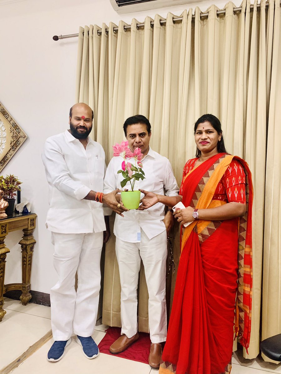 sama_swapna's tweet photo. Met Young and dynamic ministers @KTRTRS Anna and @GKamalakarTRS anna on the occasion of #Mahashivaratri  at #PragathiBhavan along with @samasunderredd1 garu .. https://t.co/DyDaFedtjy