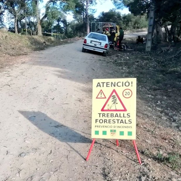 Avui estrenem cartells d'avis de treballs forestals personalitzats. Si us els trobeu recordeu reduir velocitat i assegurar-vos que us hem vist. La seguretat és cosa de tots.