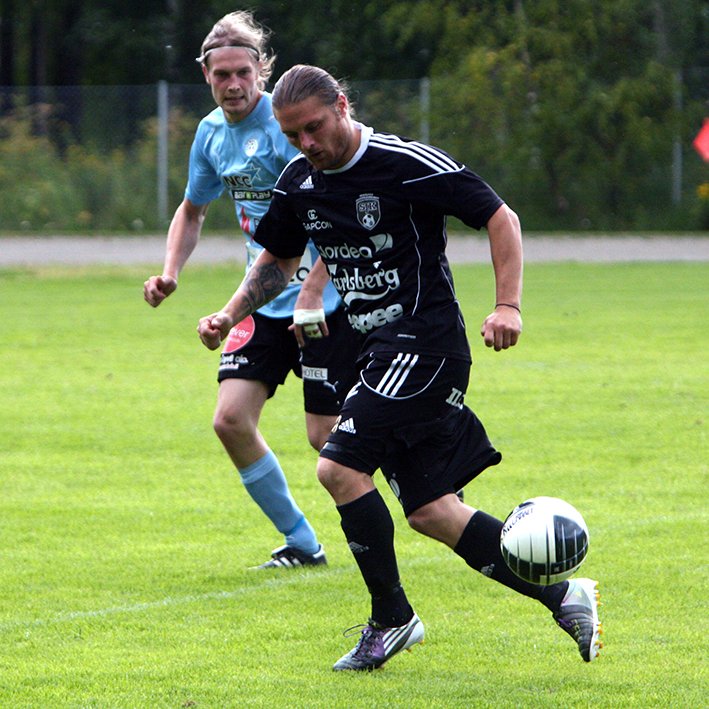 sjkjuniorit's tweet photo. Erinomaisen hyvää syntymäpäivää seuralegenda Mikael Muurimäki... Ihan poika vielä, 41 v. #tp55 #sjkjuniorit #apollo #sjk #meidänkerho #mustatuntuu #pinkitkoirat https://t.co/FYXX1FK1nE