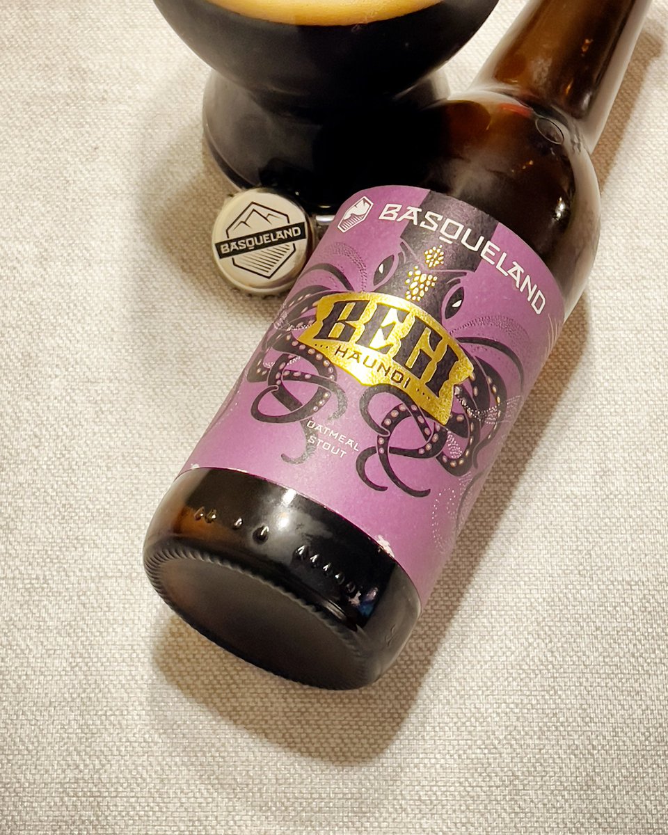 craftbeergram's tweet photo. Basqueland Brewing Begi Haundi 🇪🇸
Oatmeal Stout.

“Aromas a chocolate, frutos secos y granos de café afrutados que dan a esta Oatmeal Stout el equilibrio perfecto entre el dulzor inicial y el final algo más seco”.
#craftbeer #basqueland #stout https://t.co/CZET9sY9UE